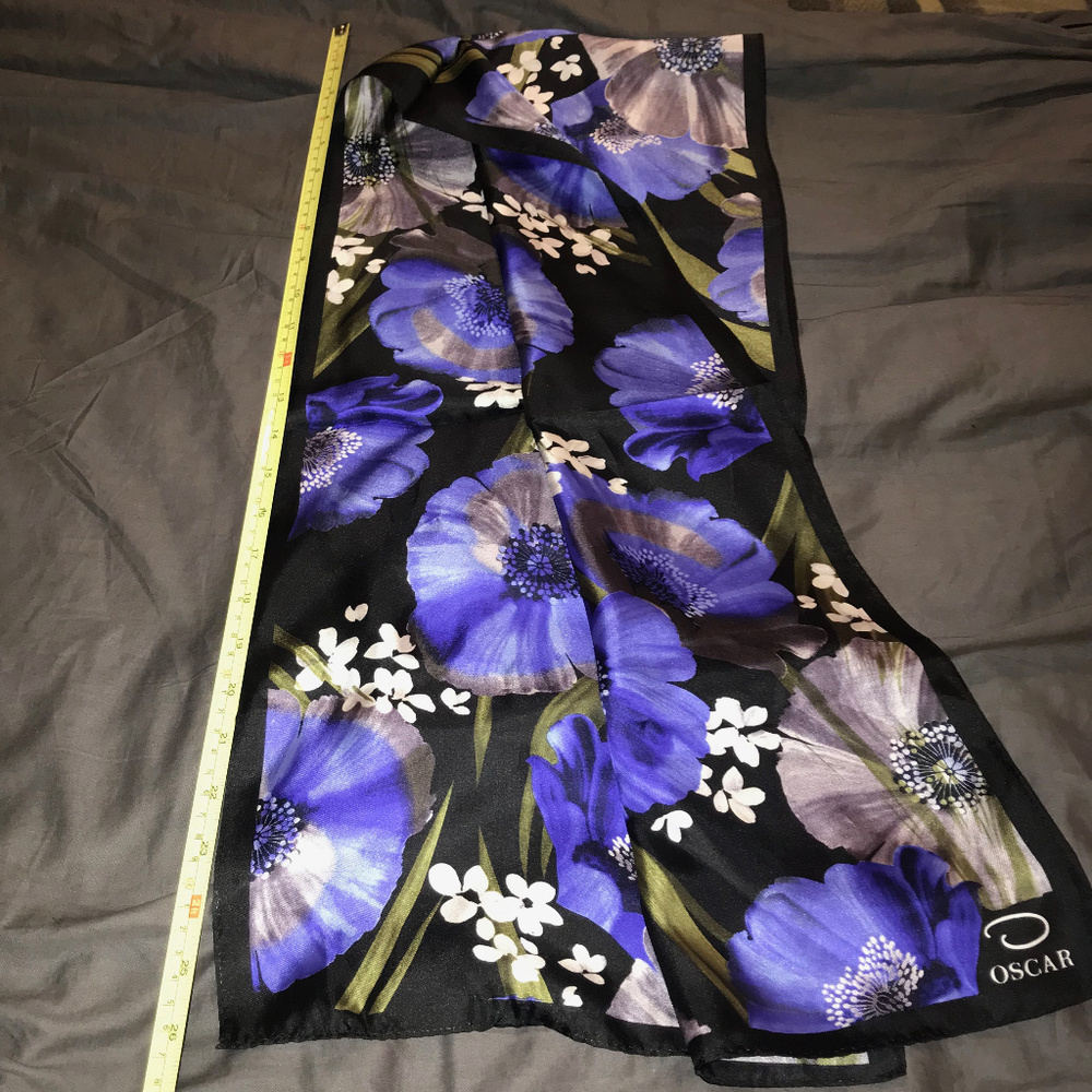 STUNNING silky shawl/scarf/wrap Oscar de la Renta